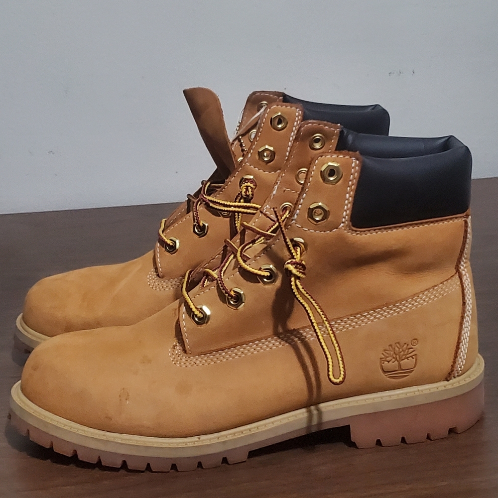 Timberland tan classic boots size 7 for boy, 8.5 for woman - Picture 9 of 10